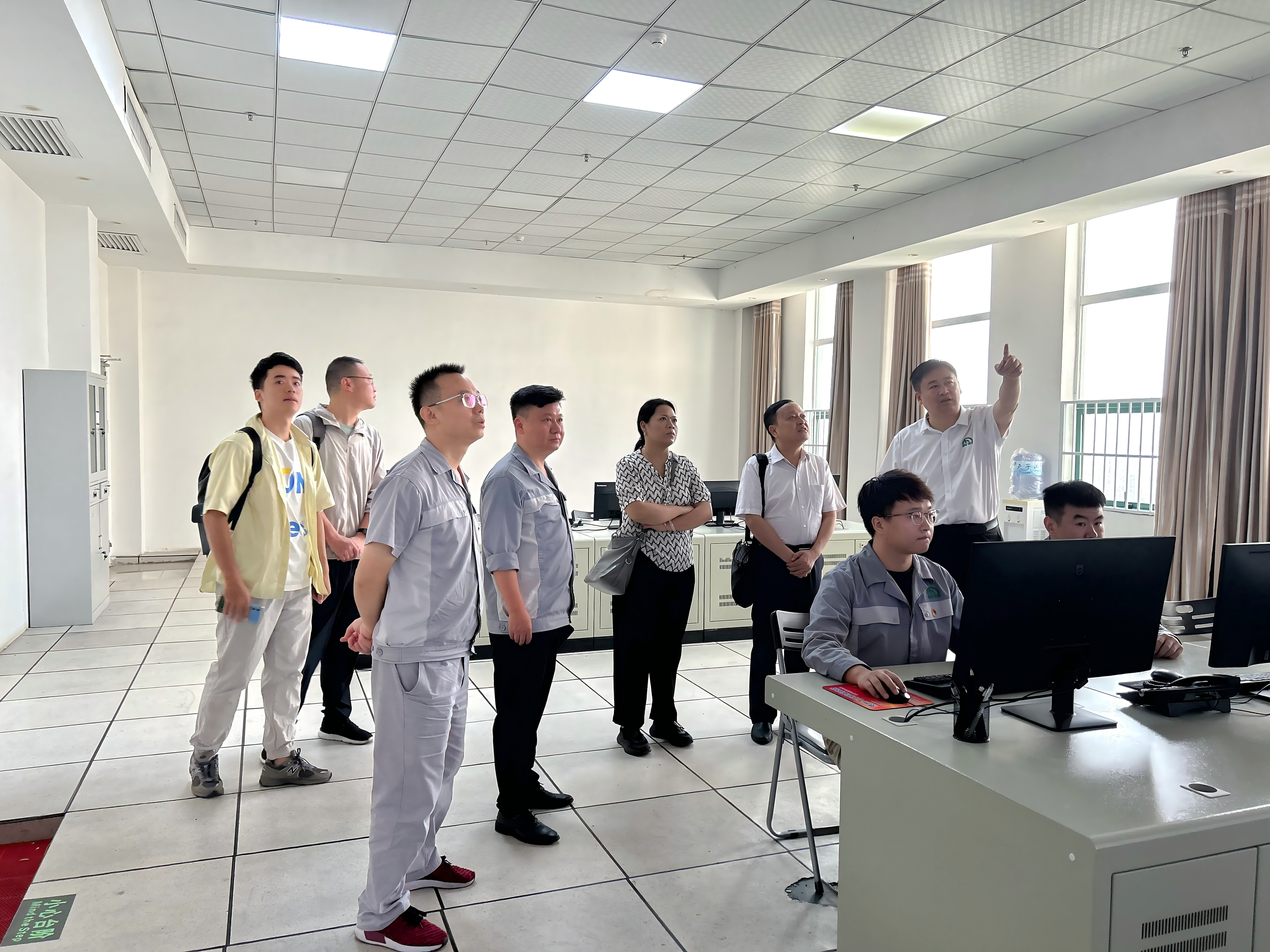 西南能礦集團外部董事李宗喜、喻世蓉到能礦錳業調研
